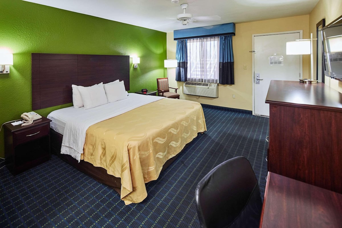 Blackout curtains, iron/ironing board, free cots/infant beds, free WiFi