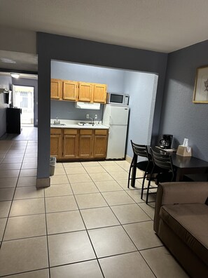 Fridge, microwave, coffee/tea maker - Americas Best Value Inn & Suites Groves Port Arthur (Groves)
