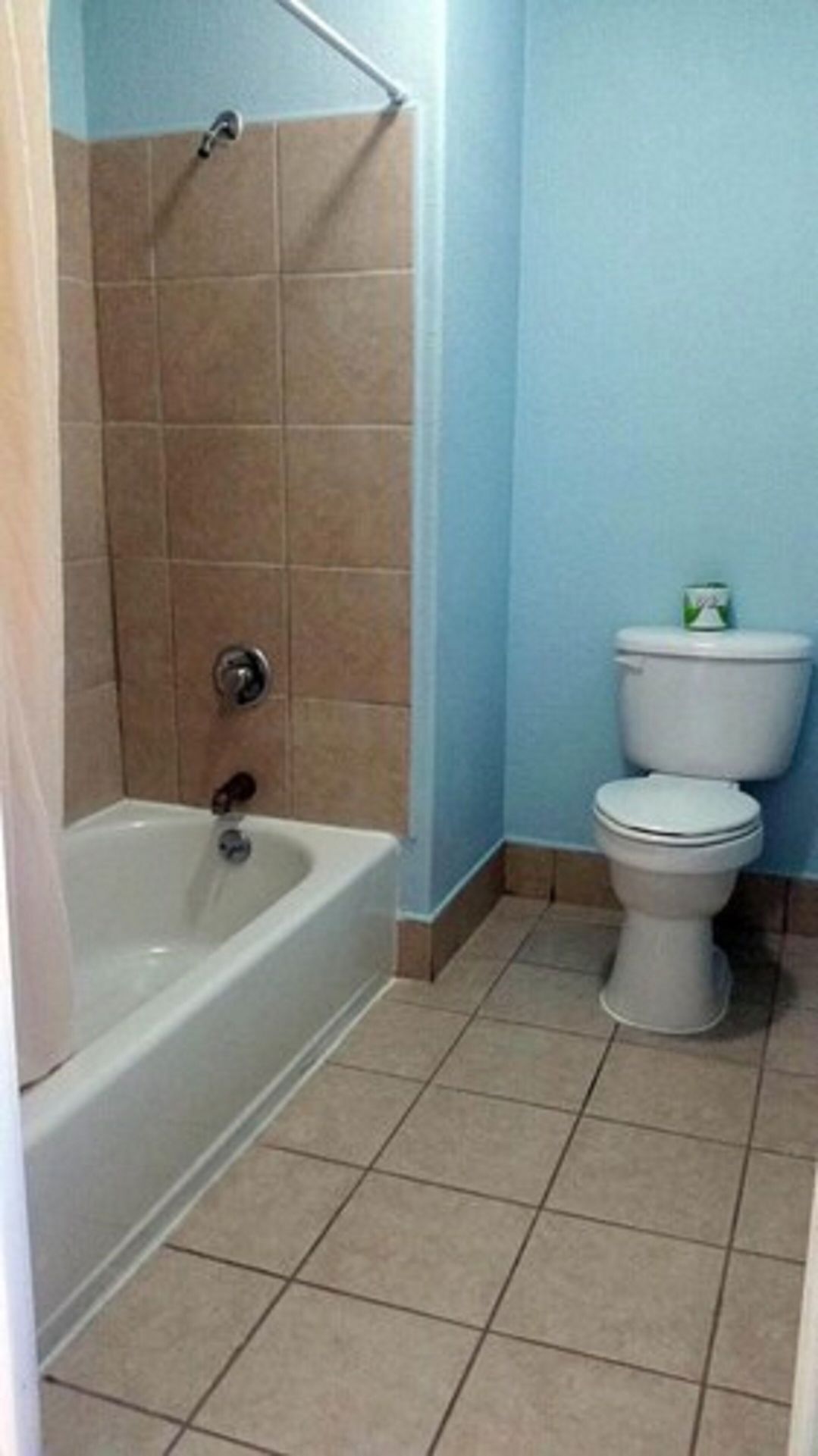 Bathroom | Combined shower/bathtub, free toiletries, hair dryer, towels
