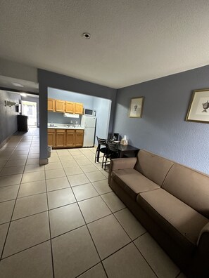 Geladeira, micro-ondas, cafeteira/chaleira