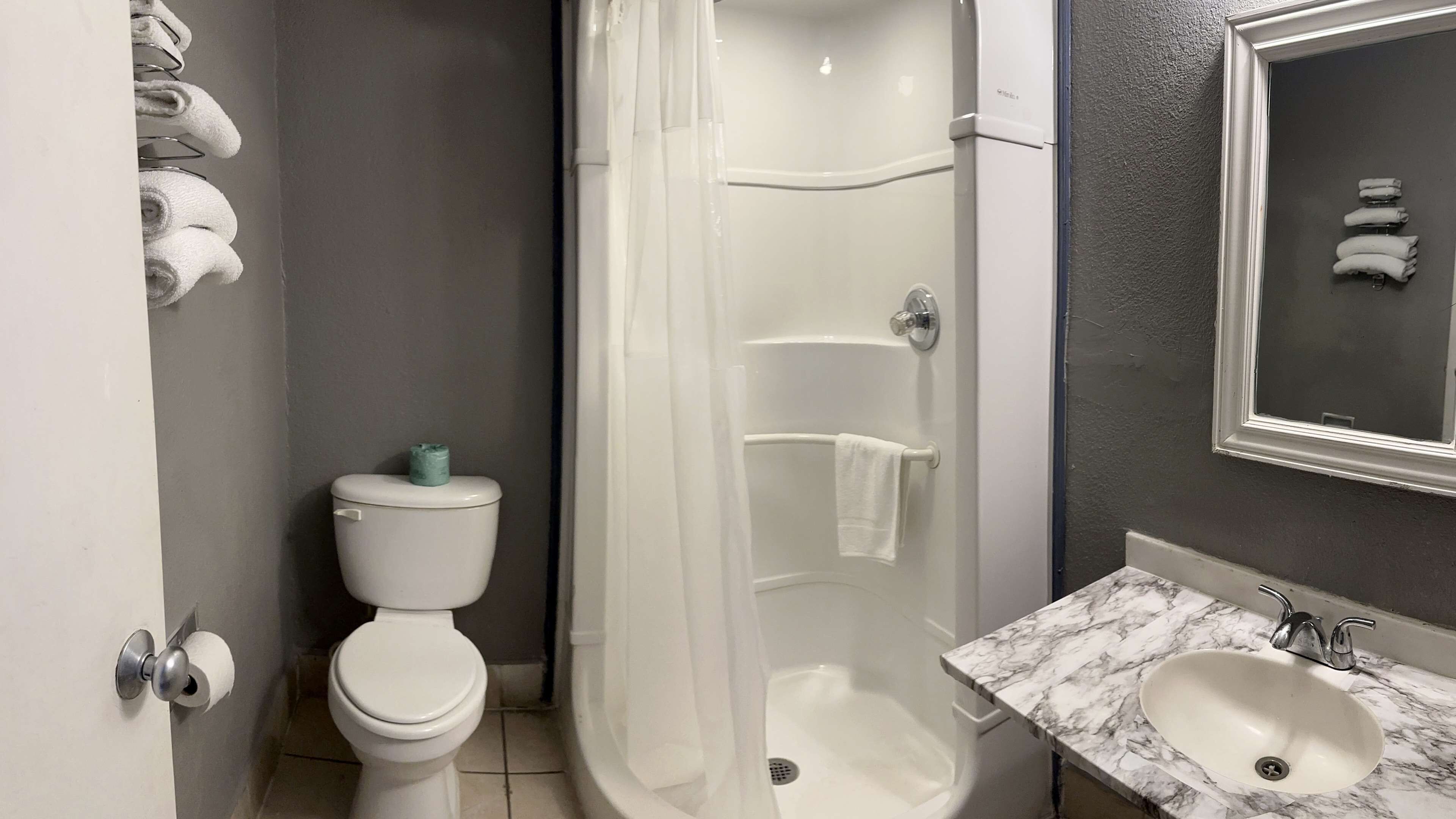 Combined shower/bathtub, free toiletries, hair dryer, towels