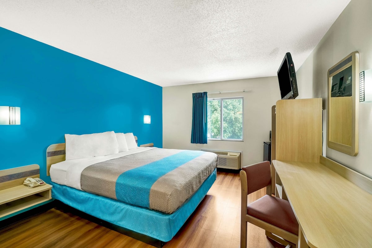 Free WiFi, bed sheets, alarm clocks