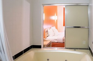 Combined shower/tub, towels