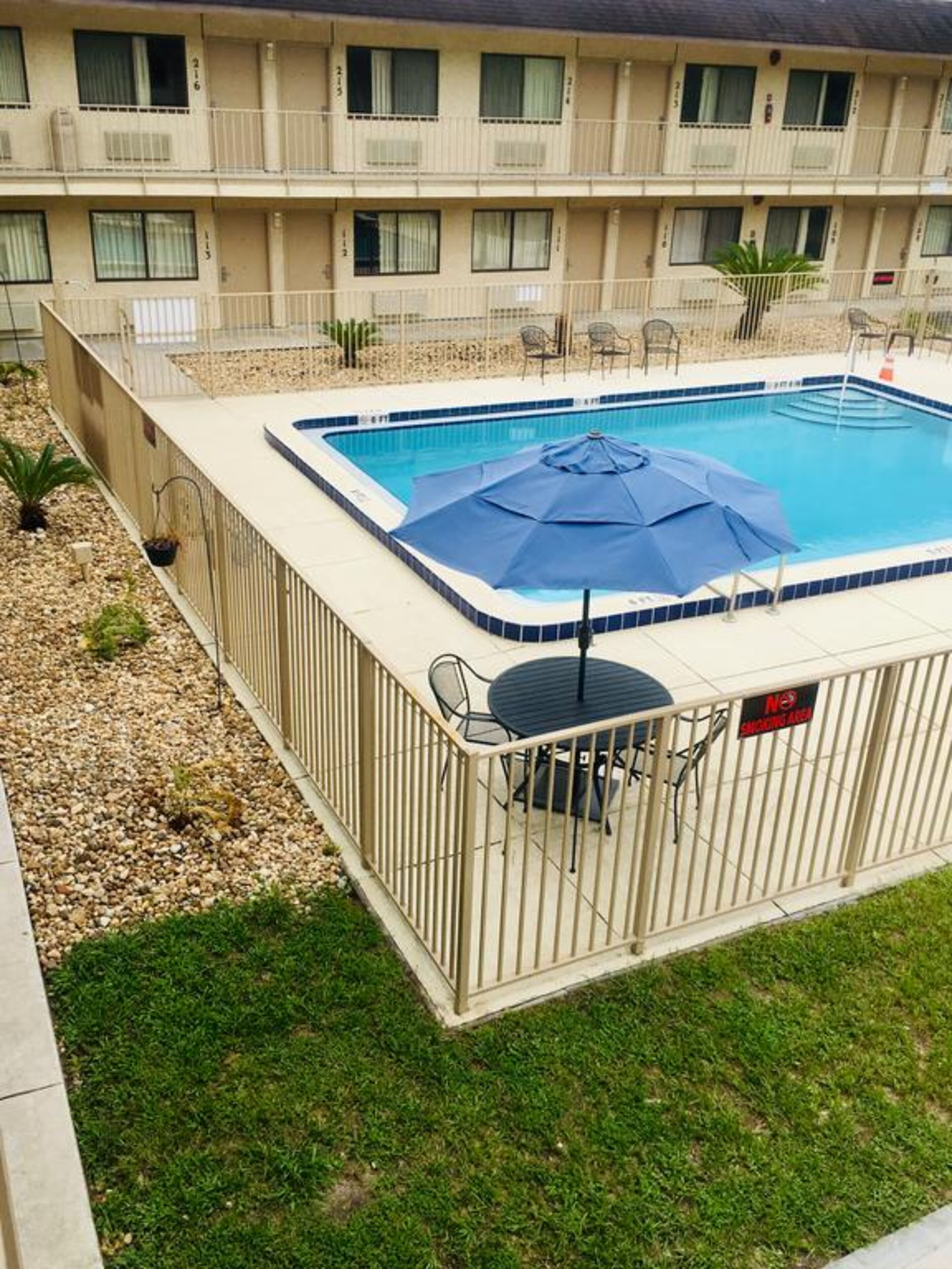 Una piscina al aire libre, sillones reclinables de piscina