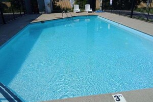 Una piscina al aire libre de temporada