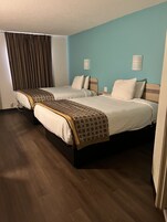 Tabla de planchar con plancha, wifi gratis y ropa de cama 