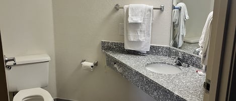Amenidades de baño gratuitas, secadora de cabello, toallas
