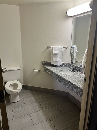 Howard Johnson by Wyndham Clarksville Tennessee