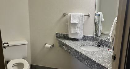 Howard Johnson by Wyndham Clarksville Tennessee