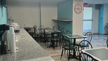 Tägliches inbegriffenes kontinentales Frühstück