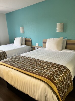 Iron/ironing board, free WiFi, bed sheets - Howard Johnson by Wyndham Clarksville Tennessee (Clarksville)