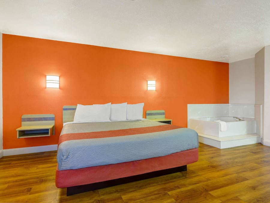 Suíte luxo, 1 cama King, para não fumantes, banheira de imersão | Wi-Fi de cortesia, roupa de cama