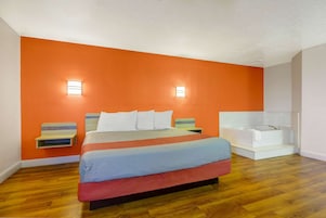 Deluxe Suite, 1 King Bed, Non Smoking, Hot Tub | Free WiFi, bed sheets