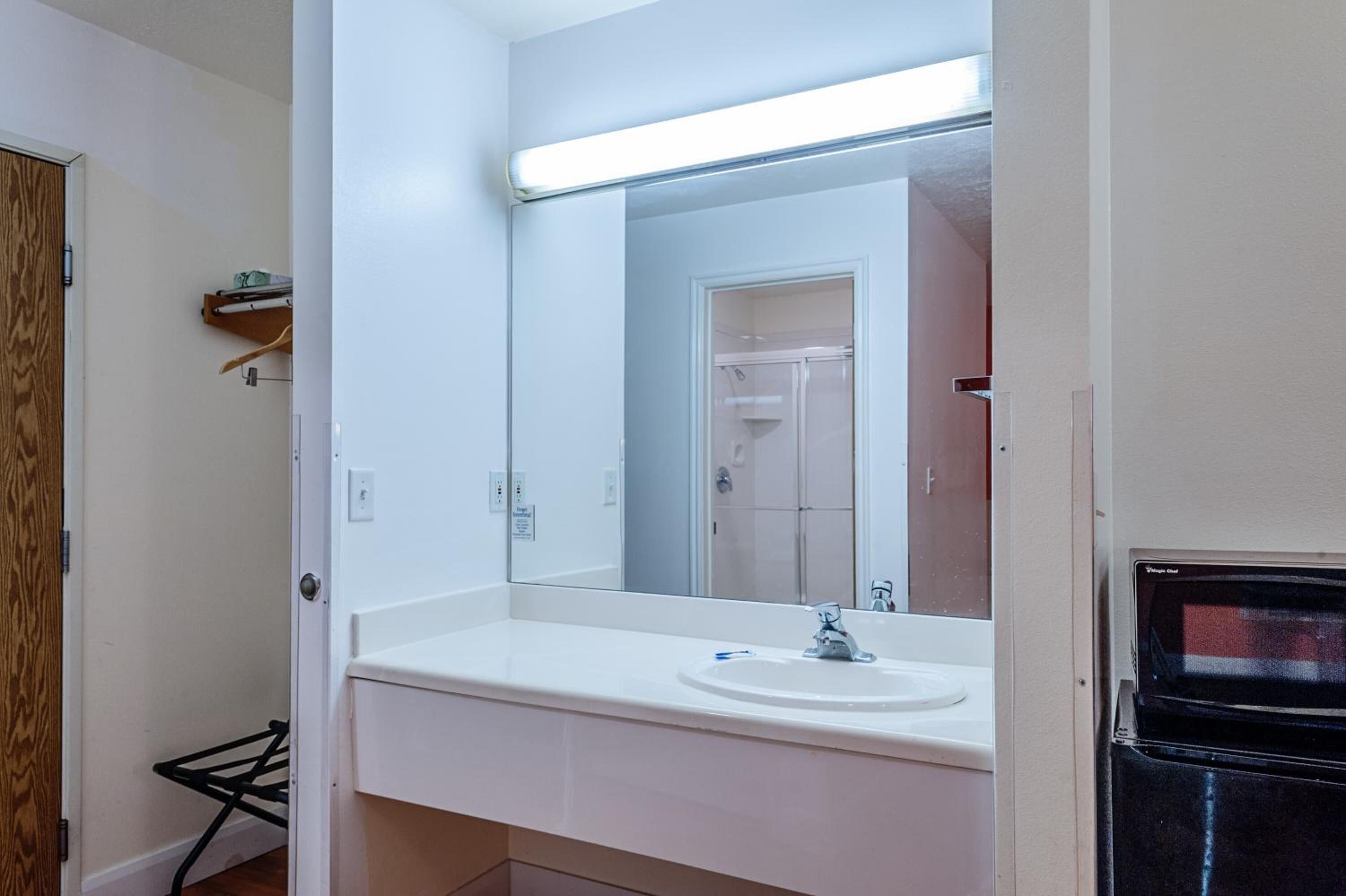 Tina con regadera y toallas 