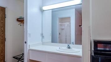 Tina con regadera y toallas