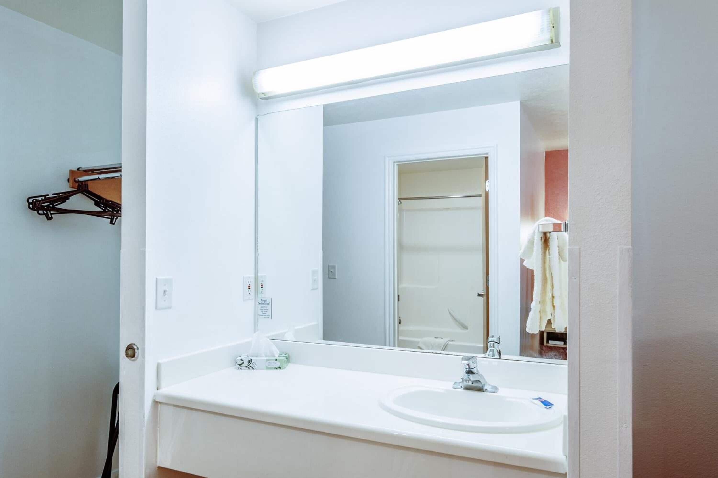 Bañera con ducha, toallas