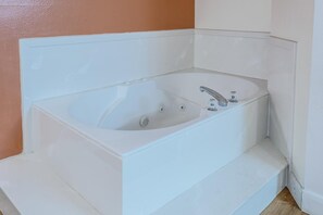 Bañera con ducha, toallas