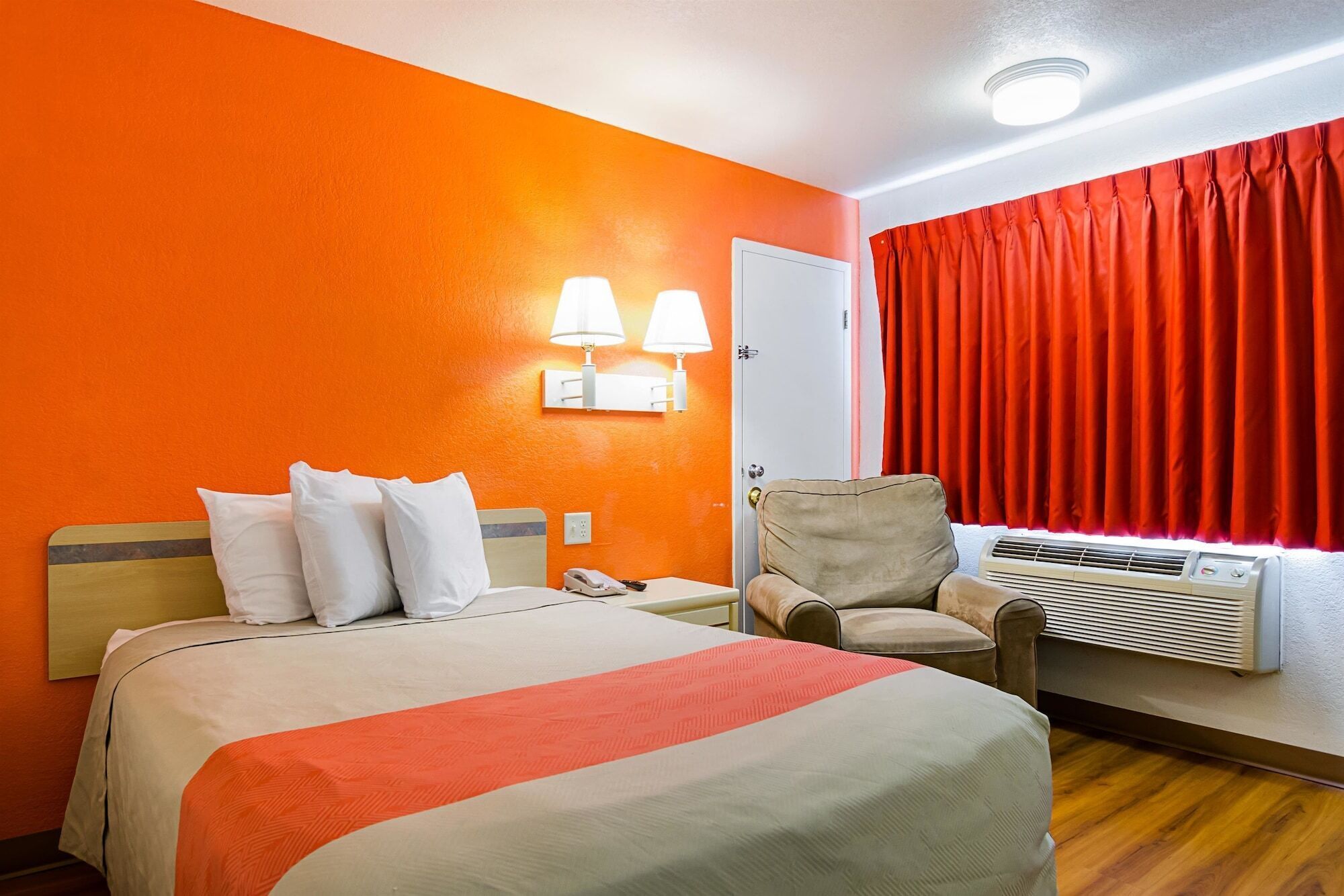 Wifi gratis, ropa de cama y despertador 