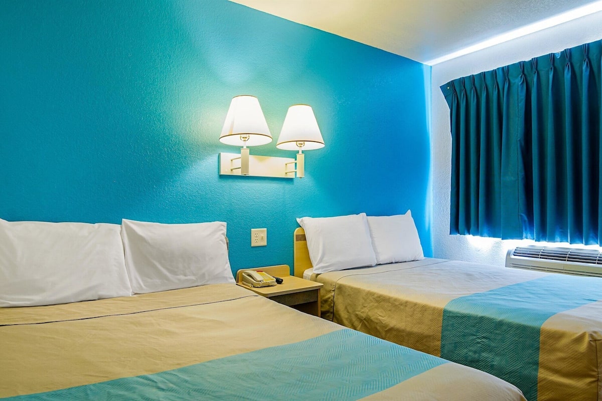 Wifi gratis, ropa de cama y despertador