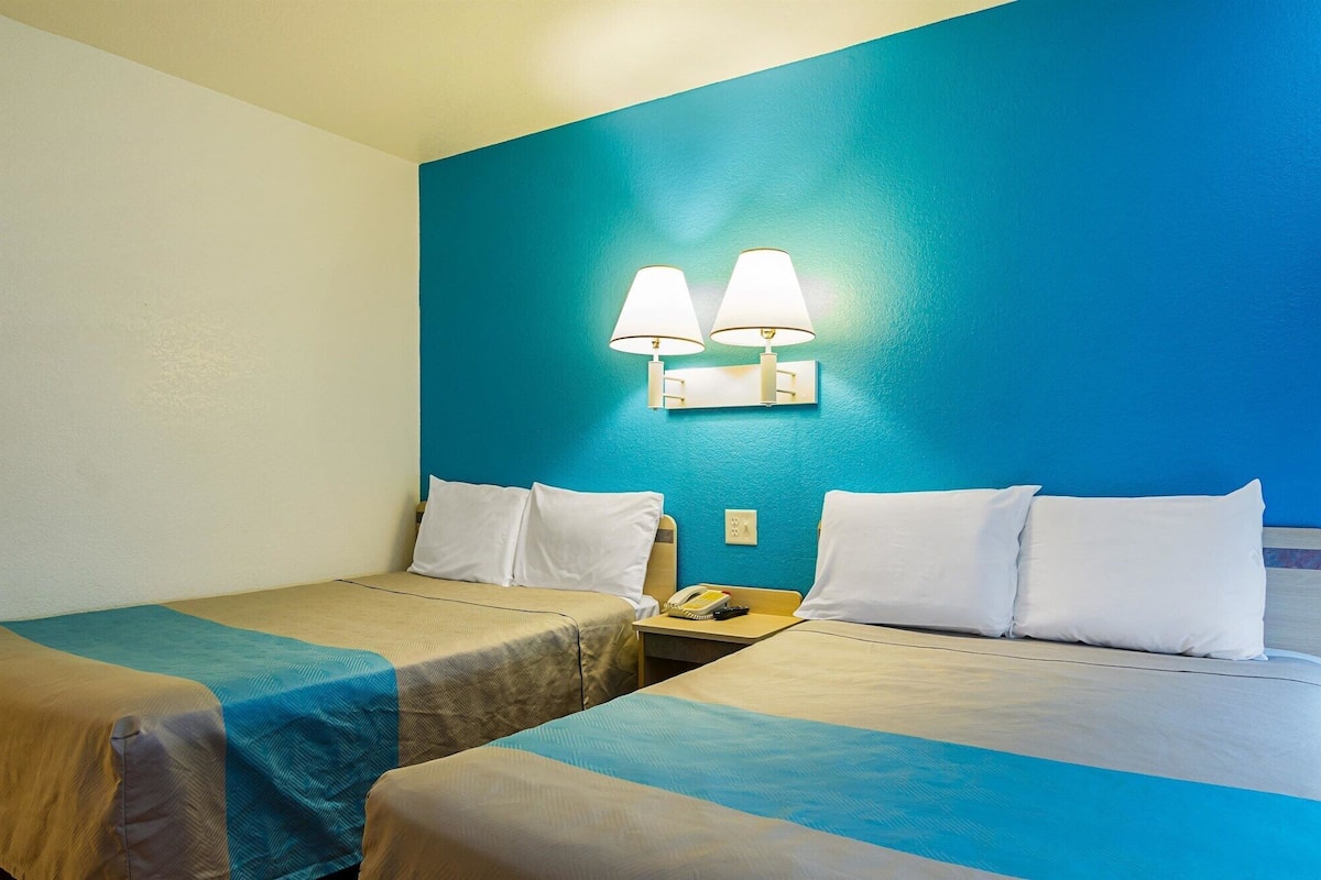 Wifi gratis, ropa de cama y despertador