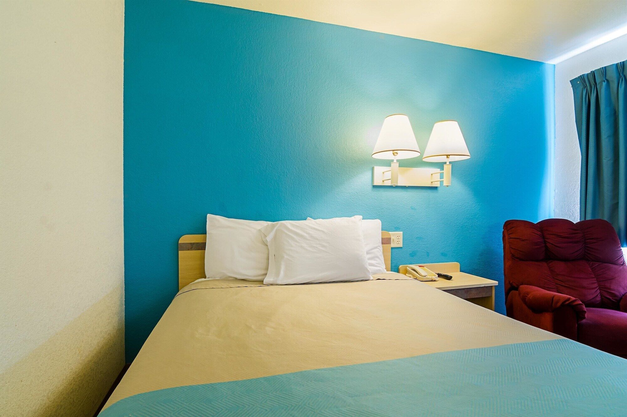 Wifi gratis, ropa de cama y despertador 