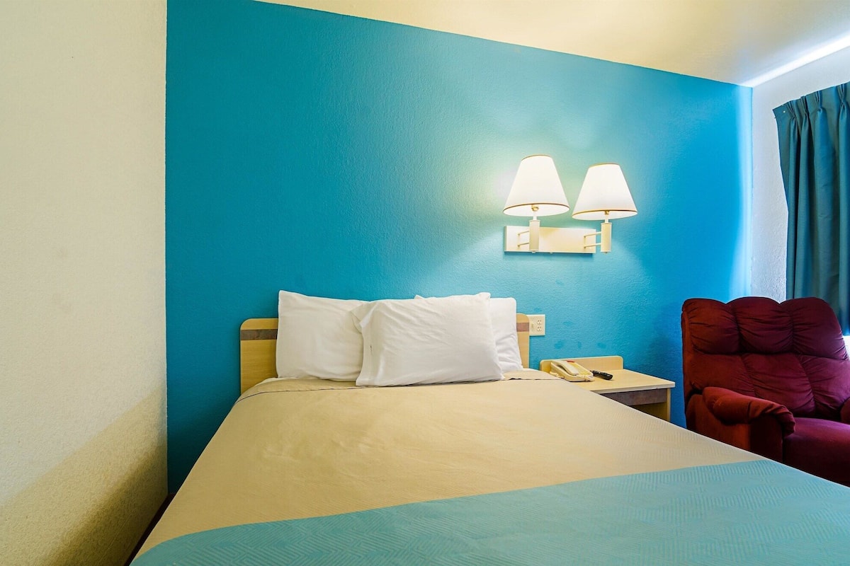 Wifi gratis, ropa de cama y despertador