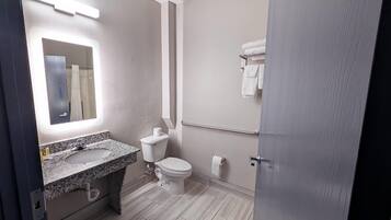 Ensemble douche/baignoire, articles de toilette gratuits, sĂšche-cheveux