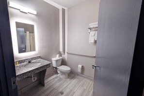Tina con regadera, amenidades de baño gratuitas, secadora de cabello 
