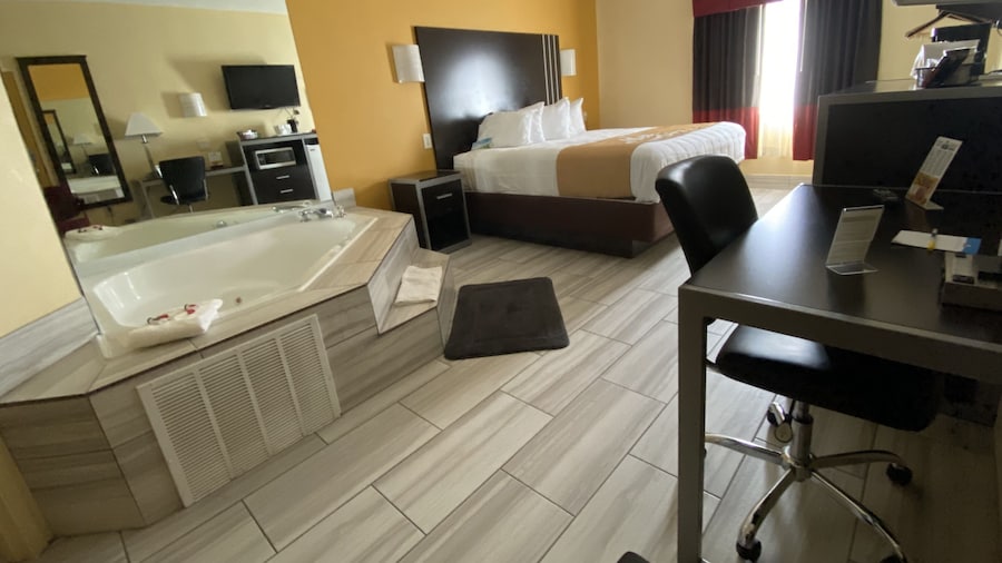 Days Inn & Suites by Wyndham Augusta Near Fort Eisenhower
