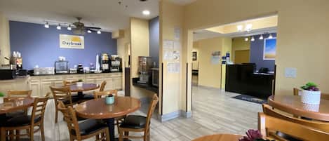 朝食 (コンチネンタル ブレックファスト)、毎日提供 (無料)