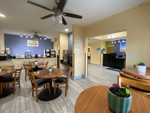 Days Inn & Suites by Wyndham Augusta Near Fort Eisenhower