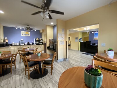 Days Inn & Suites by Wyndham Augusta Near Fort Eisenhower