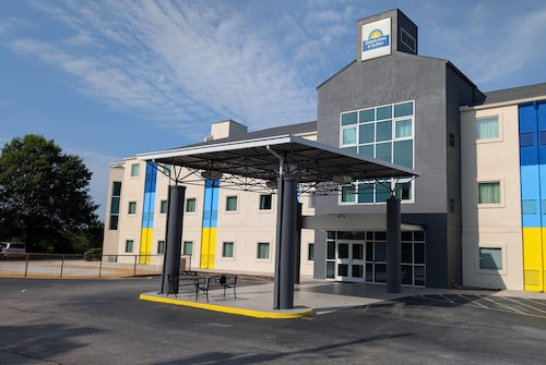 Days Inn & Suites by Wyndham Augusta Near Fort Eisenhower