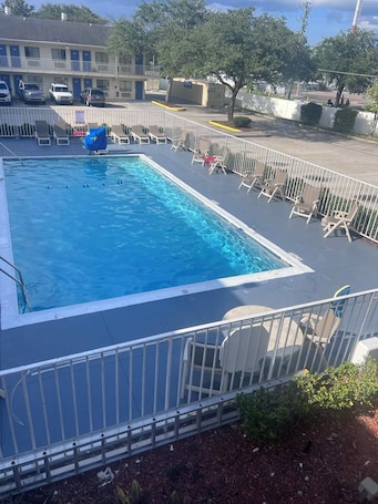 Una piscina al aire libre