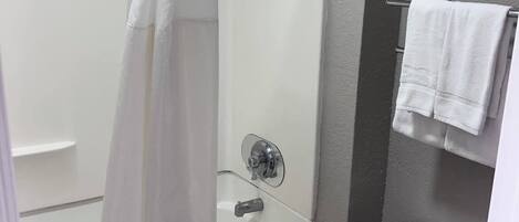 Un baño con bañera, ducha e inodoro.