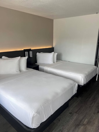 Free WiFi, bed sheets. Motel 6 Orlando, FL - Winter Park