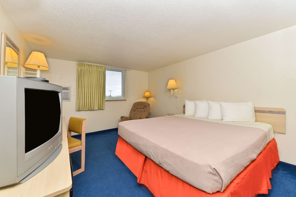 Desk, iron/ironing board (on request), rollaway beds (surcharge)