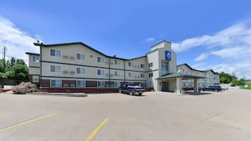 Hotel features a modern architectural design with a flat roof and symmetrical facade.