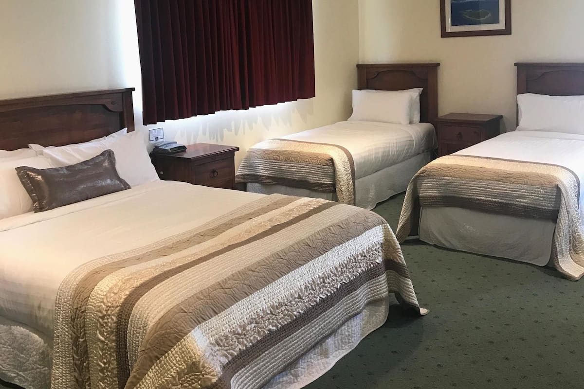 Deluxe Family Room | Minibar, desk, soundproofing, iron/ironing board