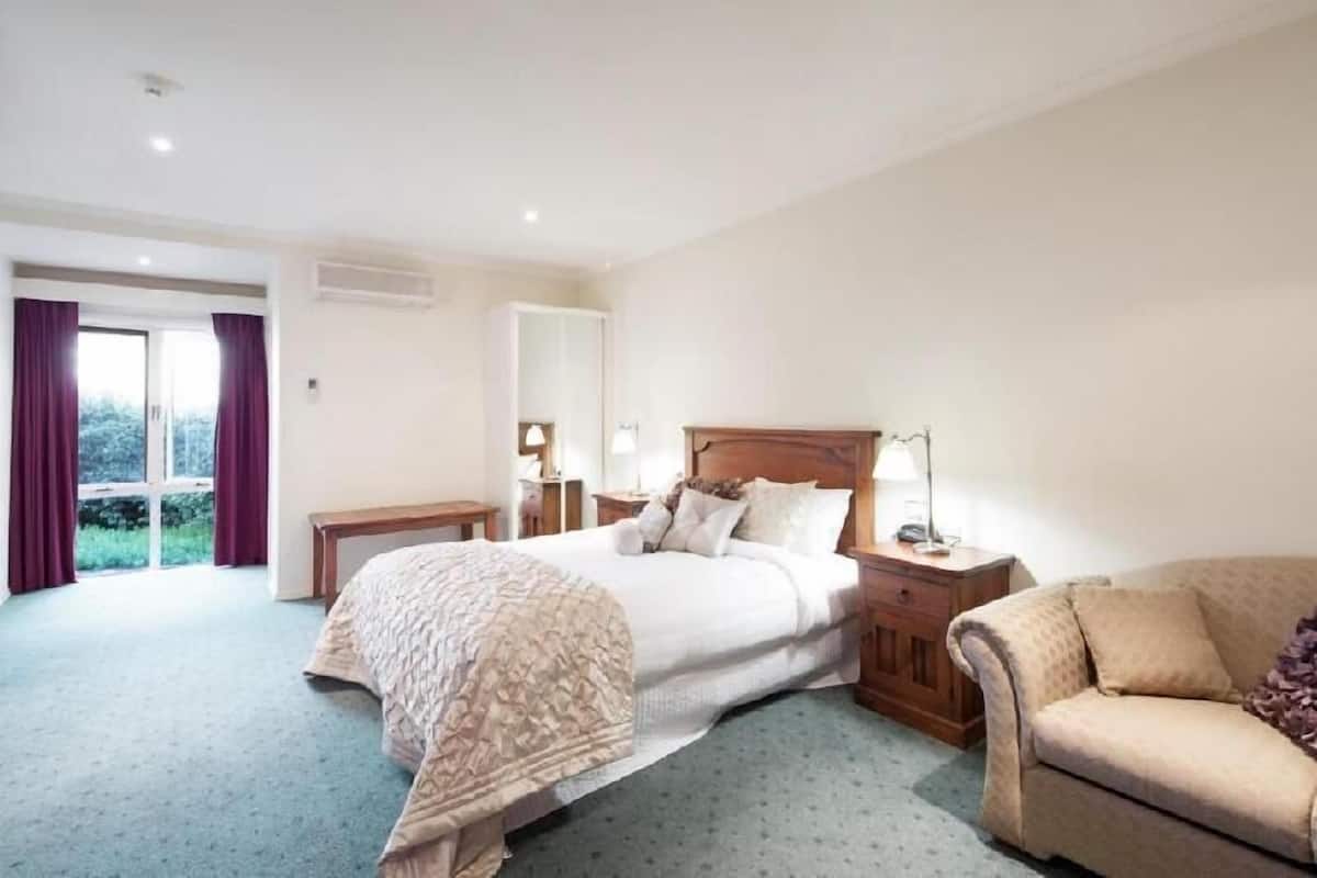 Minibar, desk, soundproofing, iron/ironing board