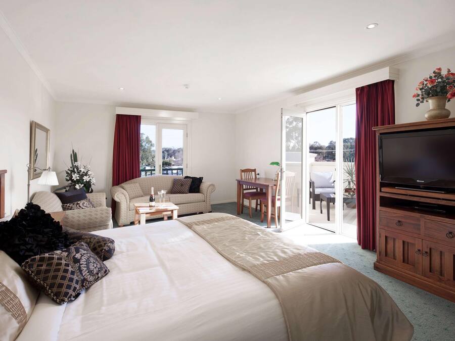 Frigobar, escrivaninha, quartos à prova de som