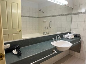 Combined shower/tub, free toiletries, hair dryer, towels - Crystal INN (Bendigo)