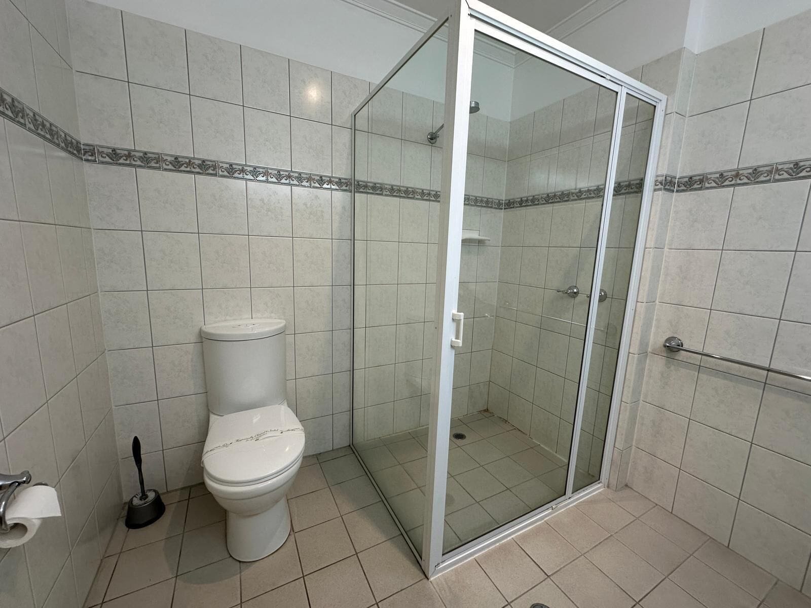 Combined shower/bathtub, free toiletries, hair dryer, towels