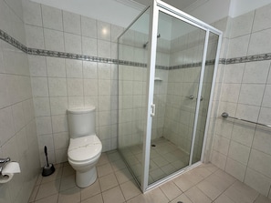 Ducha y bañera combinadas y artículos de higiene personal gratuitos