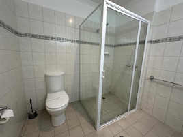 Bañera con ducha, artículos de tocador gratuitos, secador de pelo