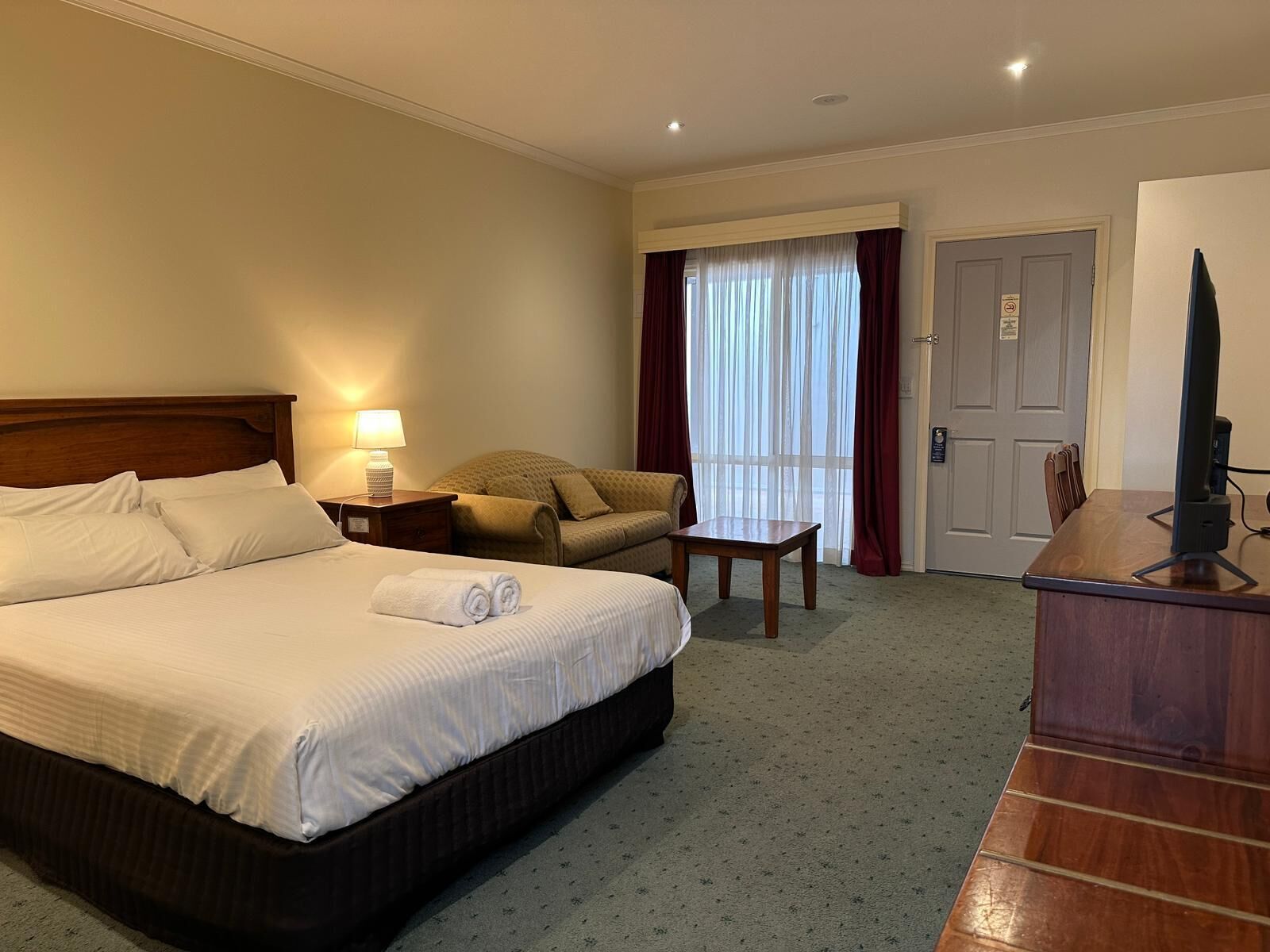 Minibar, escritorio y sistema de insonorización 