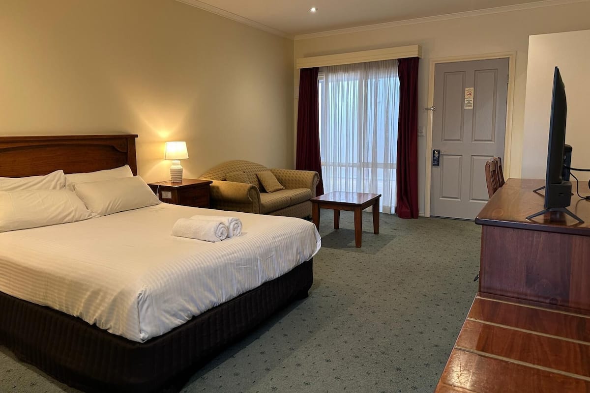 Minibar, desk, soundproofing, iron/ironing board