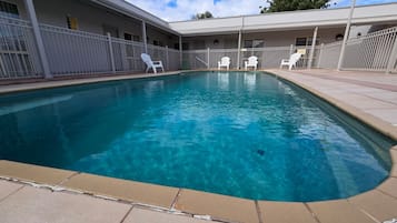 Piscine extérieure, chaises longues