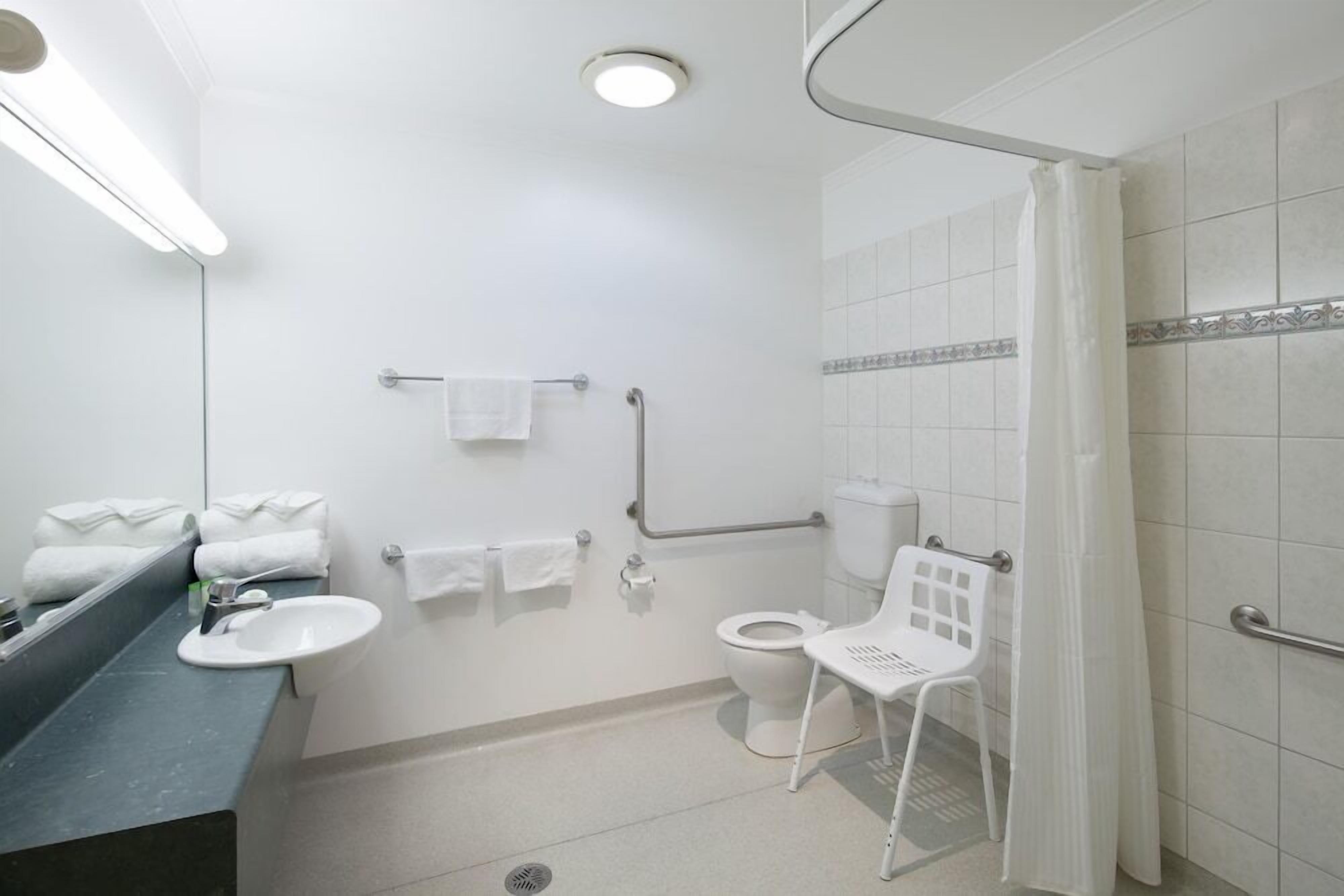 Combined shower/bathtub, free toiletries, hair dryer, towels