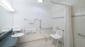 Combined shower/bathtub, free toiletries, hair dryer, towels
